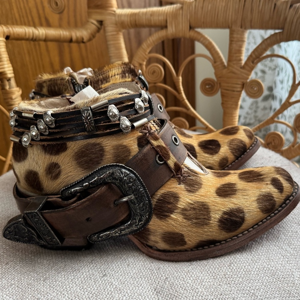 Freebird Saloon Spotted Giraffe 🦒 or Leopard 🐆 print size 9